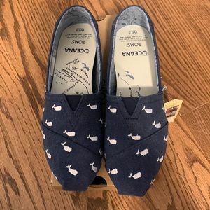 NIB Toms Whale Shoes 6.5